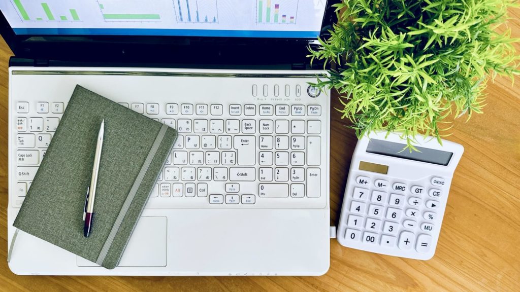 沖縄のホームページ制作費用相場と安く依頼するコツ